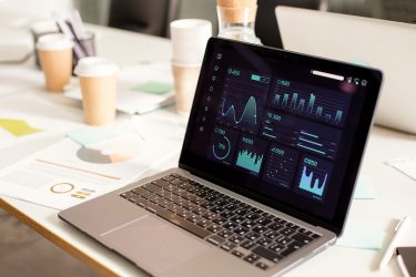 moderner-und-ausgestatteter-computerraum moderner-und-ausgestatteter-computerraum
